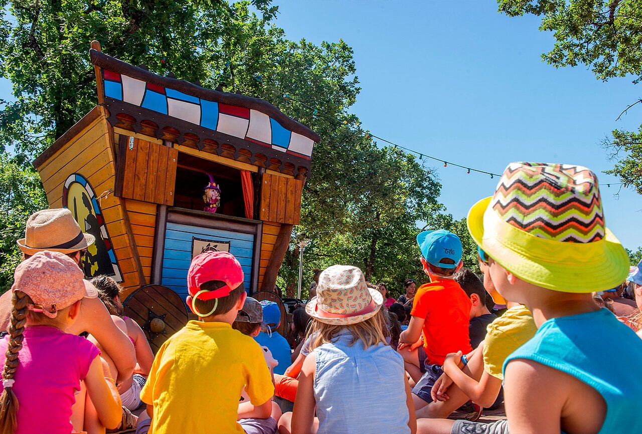 Espect�culo de marionetas para ni�os en el camping CAPFUN Plantas en SAINT VINCENT DE DURFORT (07).