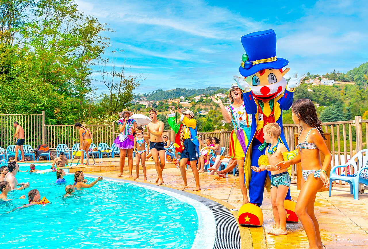 Piscina exterior con animaciones y mascota en el camping CAPFUN Plantas en SAINT VINCENT DE DURFORT (07).