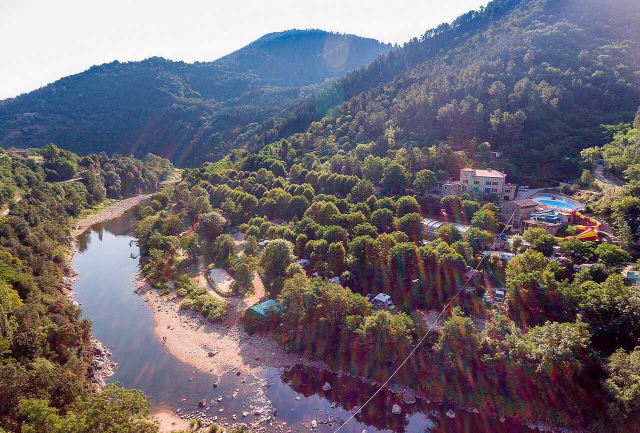 Camping CAPFUN Plantas, vista a�rea r�o, piscina, toboganes, SAINT VINCENT DE DURFORT (07).