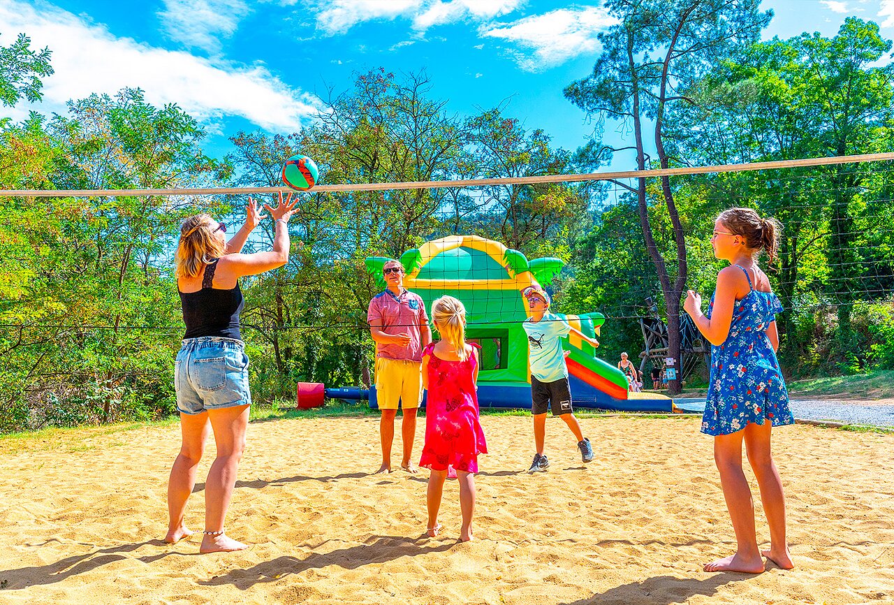 Voleibol playa en familia, juegos inflables en el camping CAPFUN Plantas (07).