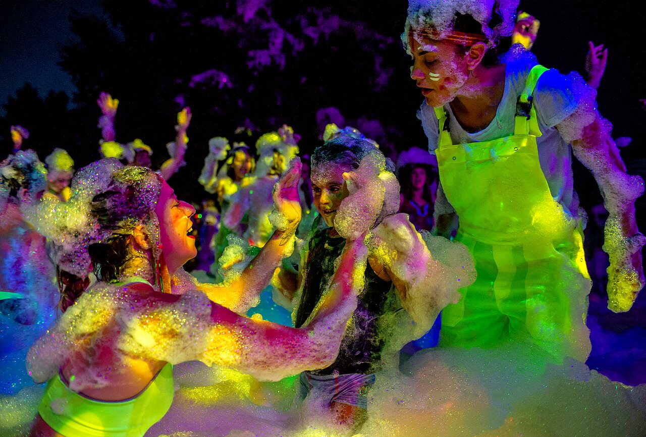 Fiesta de espuma fluorescente con campistas en CAPFUN Plantas, SAINT VINCENT DE DURFORT (07).