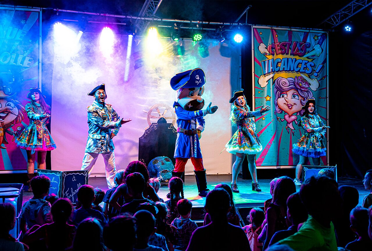 Animaci�n, artistas y mascota en CAPFUN Plantas, SAINT VINCENT DE DURFORT (07).