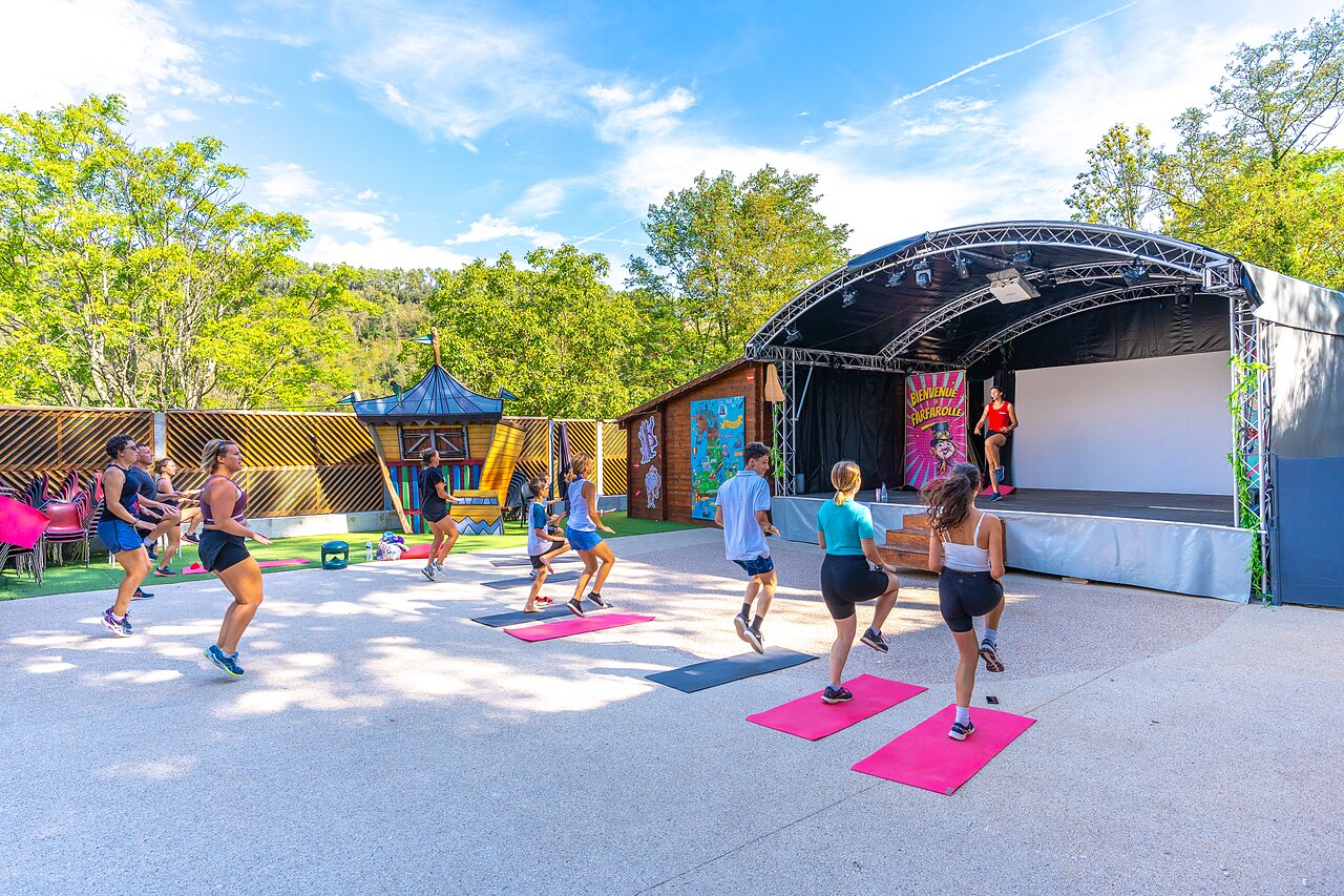 Fitness al aire libre en escenario en el camping CAPFUN Plantas en SAINT VINCENT DE DURFORT (07).