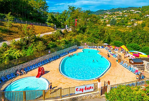 Piscina exterior con toboganes y piscina infantil en camping CAPFUN Plantas (07)