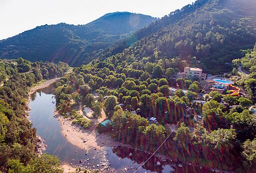 Vista a�rea camping, r�o, monta�as, piscina, toboganes en CAPFUN Plantas (07).