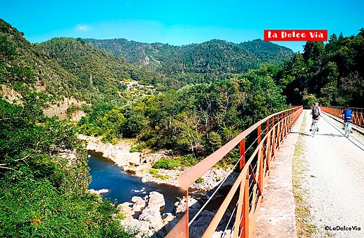Ciclistas en la Dolce Via, antigua v�a f�rrea en Ard�che.