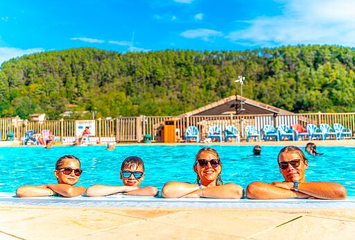 Piscina exterior con ba�istas sonrientes en el camping CAPFUN Plantas en SAINT VINCENT DE DURFORT (07).