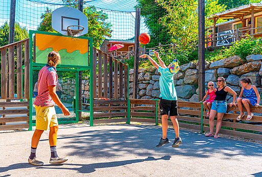 Cancha de baloncesto con j�venes en el camping CAPFUN Plantas en SAINT VINCENT DE DURFORT (07).