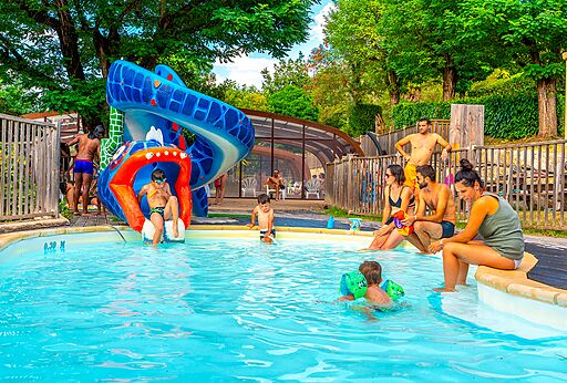 Tobog�n acu�tico y piscina exterior con ni�os en CAPFUN Plantas en SAINT VINCENT DE DURFORT (07).