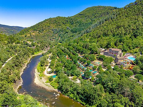 Vista a�rea del camping, r�o, Mobil-homes y parque acu�tico CAPFUN Plantas (07).
