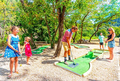 Minigolf familiar a la sombra en el camping CAPFUN Plantas en SAINT VINCENT DE DURFORT (07).