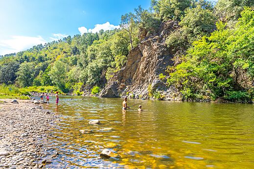 Ba�o y pesca en r�o natural en el camping CAPFUN Plantas en SAINT VINCENT DE DURFORT (07).