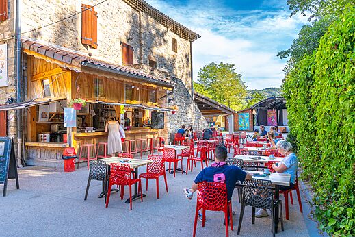 Bar exterior y terraza de restaurante animada en el camping CAPFUN Plantas en SAINT VINCENT DE DURFORT (07).