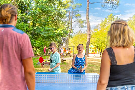Partido de ping-pong familiar en el camping CAPFUN Plantas en SAINT VINCENT DE DURFORT (07).
