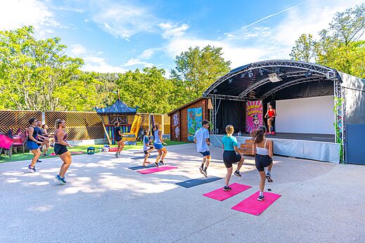 Actividad deportiva en grupo en el camping CAPFUN Plantas en SAINT VINCENT DE DURFORT (07).
