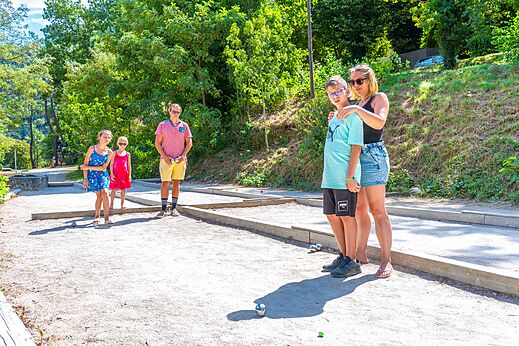 Petanca en familia en el camping CAPFUN Plantas en SAINT VINCENT DE DURFORT (07).