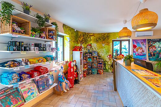 Tienda del camping Capfun con productos y mostrador de recepci�n en el camping CAPFUN Plantas en SAINT VINCENT DE DURFORT (07).
