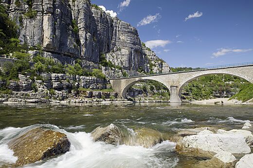 Puente de piedra, r�o y acantilados rocosos, en el camping CAPFUN Plantas en SAINT VINCENT DE DURFORT (07).