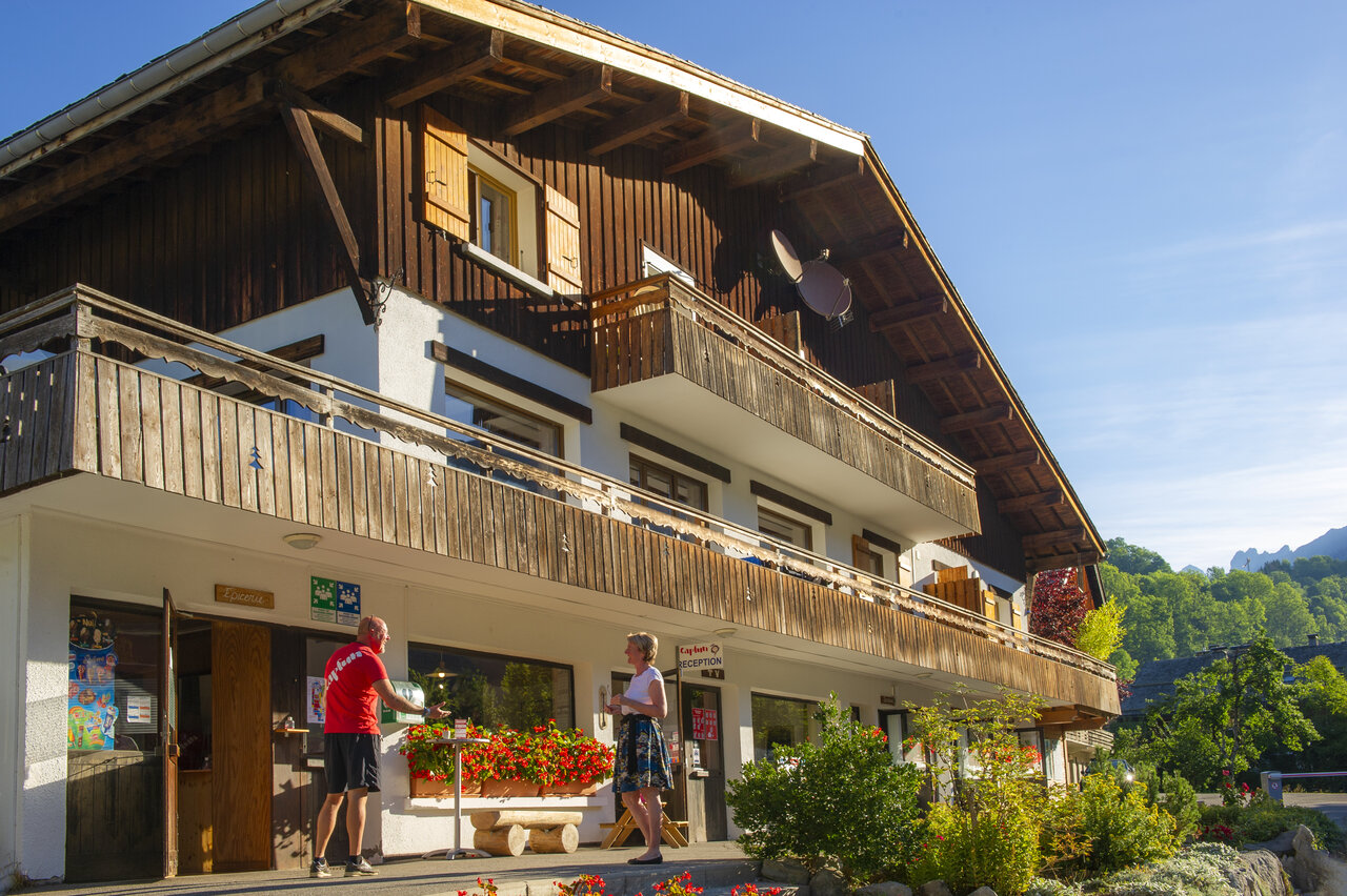 Recepci�n y supermercado del camping CAPFUN Plan du Fernuy en LA CLUSAZ.