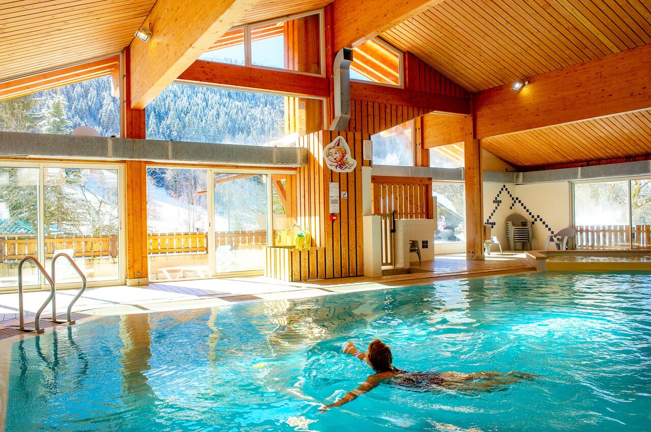 Piscina interior climatizada, vista monta�as, camping CAPFUN Plan du Fernuy LA CLUSAZ (74).
