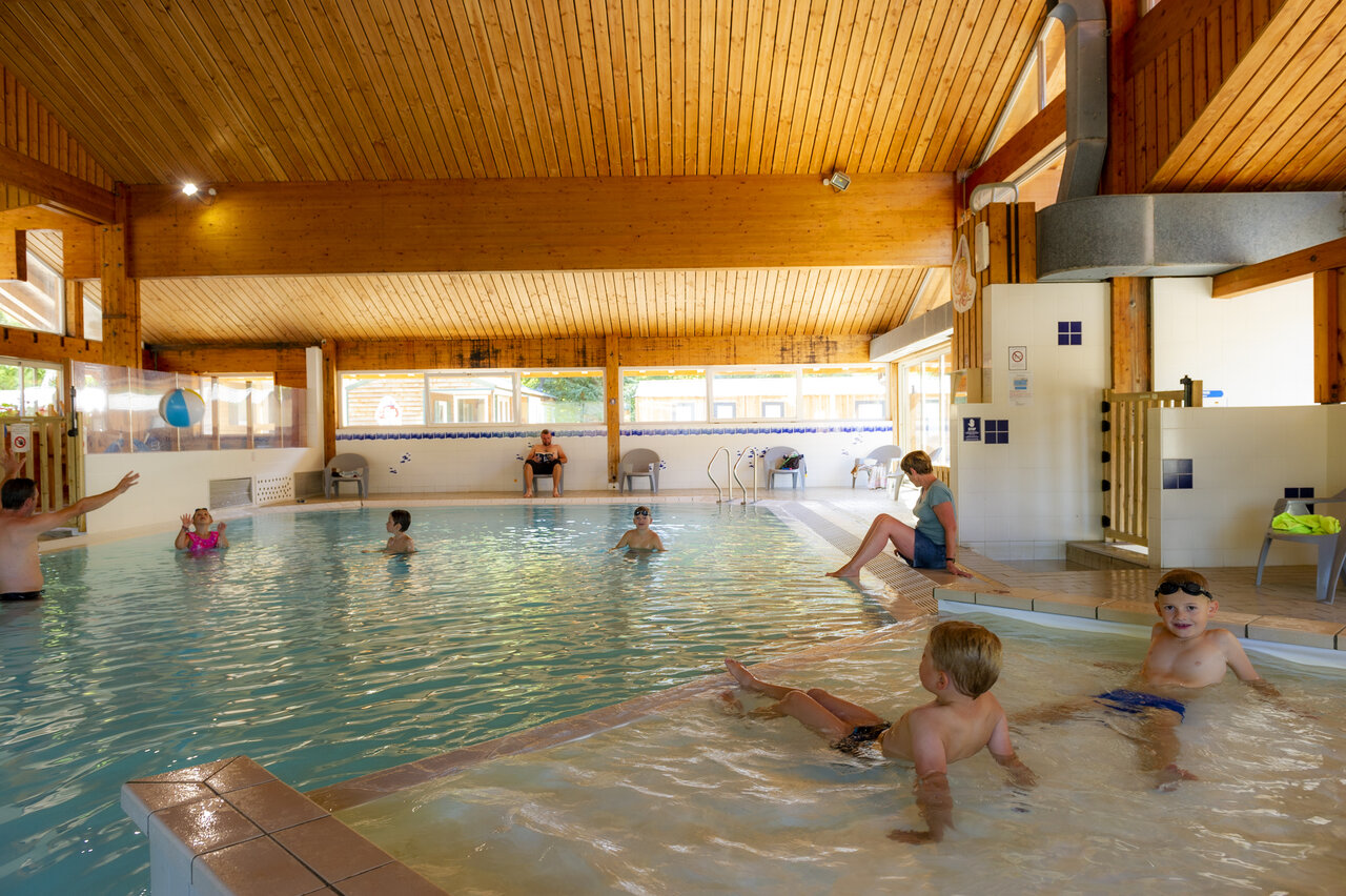 Piscina cubierta climatizada, familias y ni�os en CAPFUN Plan du Fernuy en LA CLUSAZ (74).