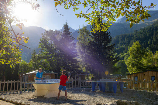 Mesas de ping-pong exteriores en el camping CAPFUN Plan du Fernuy en LA CLUSAZ (74).