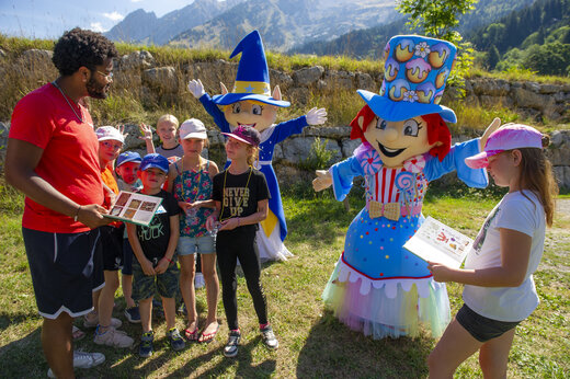 Niños, animador y mascotas al aire libre en el camping CAPFUN Plan du Fernuy en LA CLUSAZ (74).