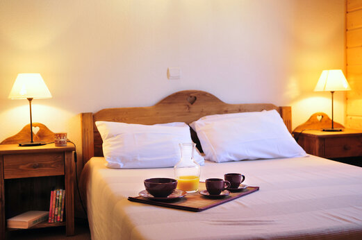 Habitación cómoda, cama doble, desayuno en el camping CAPFUN Plan du Fernuy en LA CLUSAZ.