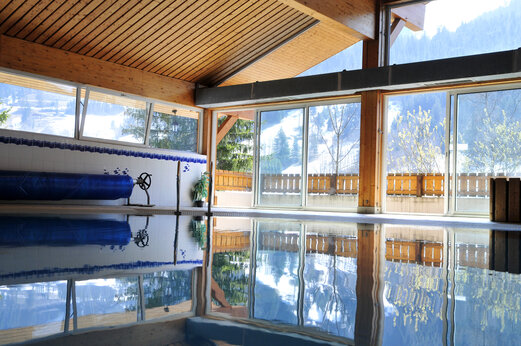 Piscina interior climatizada, vista monta�a, en camping CAPFUN Plan du Fernuy (74).