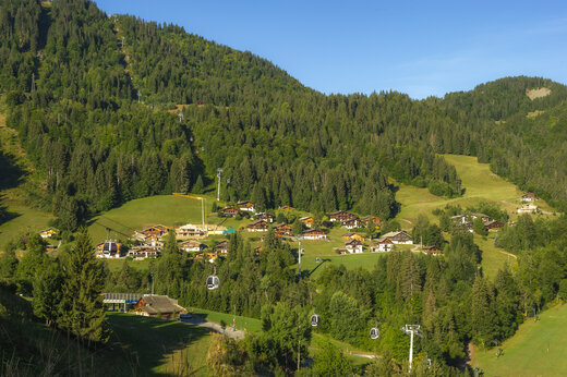 Paisaje montañoso, chalets, telecabinas en el camping CAPFUN Plan du Fernuy en LA CLUSAZ (74).