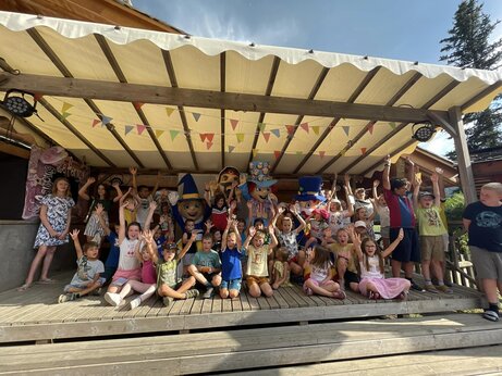 Niños y mascotas en el escenario para una animación en el camping CAPFUN Plan du Fernuy en LA CLUSAZ (74).