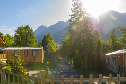 Mobil-homes de madera, sendero, montañas en camping CAPFUN Plan du Fernuy en LA CLUSAZ.