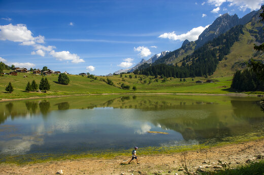 Lago de monta�a y paisaje alpino verde en el camping CAPFUN Plan du Fernuy en LA CLUSAZ (74).