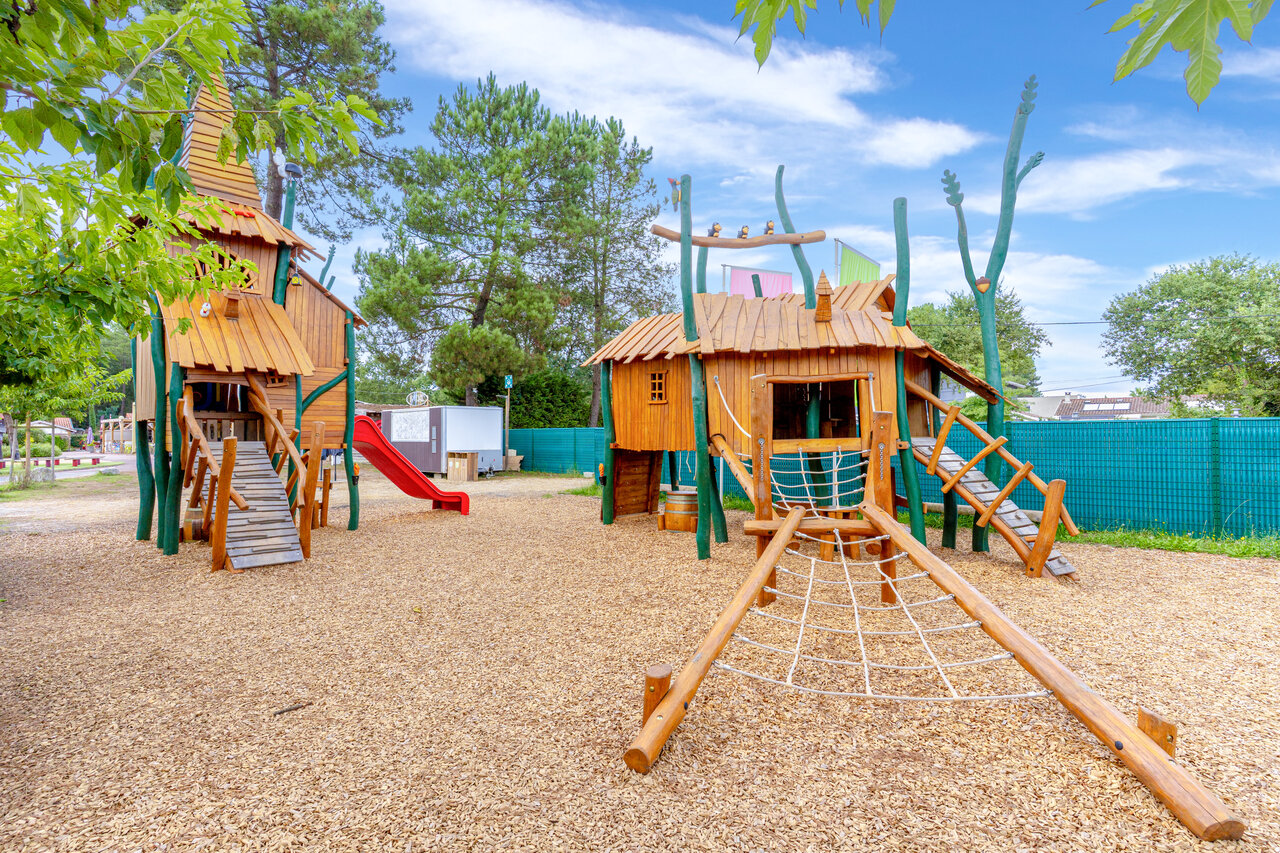 Parque infantil de madera, tobog�n, red en CAPFUN Pomme de Pin Saubion (40).