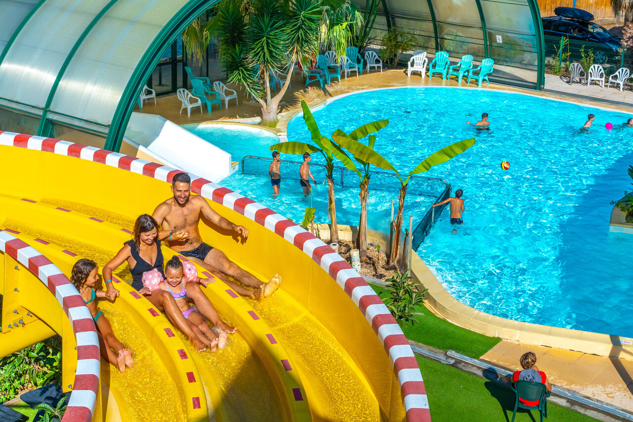 Familia en tobog�n acu�tico y piscina en el camping CAPFUN Pomme de Pin en Saubion.