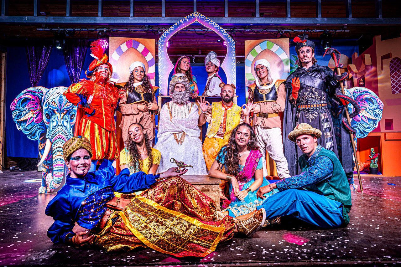 Equipo de animaci�n disfrazado en el escenario, espect�culo CAPFUN Pomme de Pin Saubion (40).