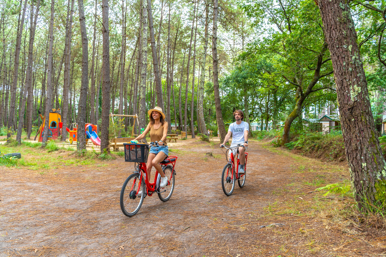 Bicicletas, bosque, juegos, en el camping CAPFUN Pomme de Pin en Saubion.
