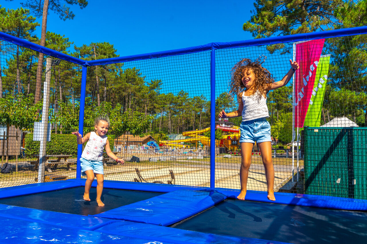 Ni�os felices saltando en trampolines en el camping CAPFUN Pomme de Pin en Saubion (40).