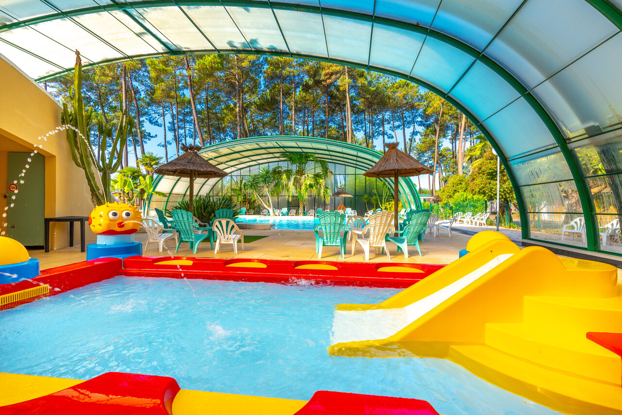 Piscina cubierta con tobog�n y piscina infantil en camping CAPFUN Pomme de Pin en Saubion (40).