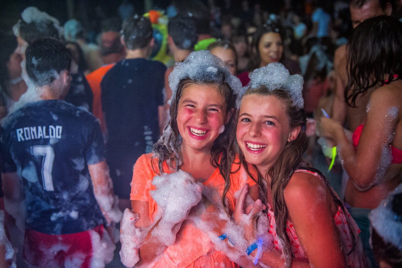 Dos j�venes sonrientes en una fiesta de espuma en el camping CAPFUN Pomme de Pin en Saubion (40).