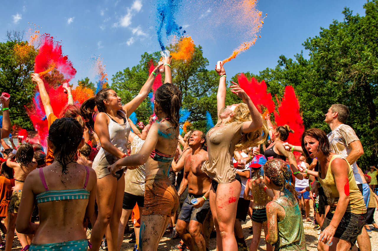 Animaci�n colorida, festival Holi en el camping CAPFUN Pomme de Pin en Saubion (40).