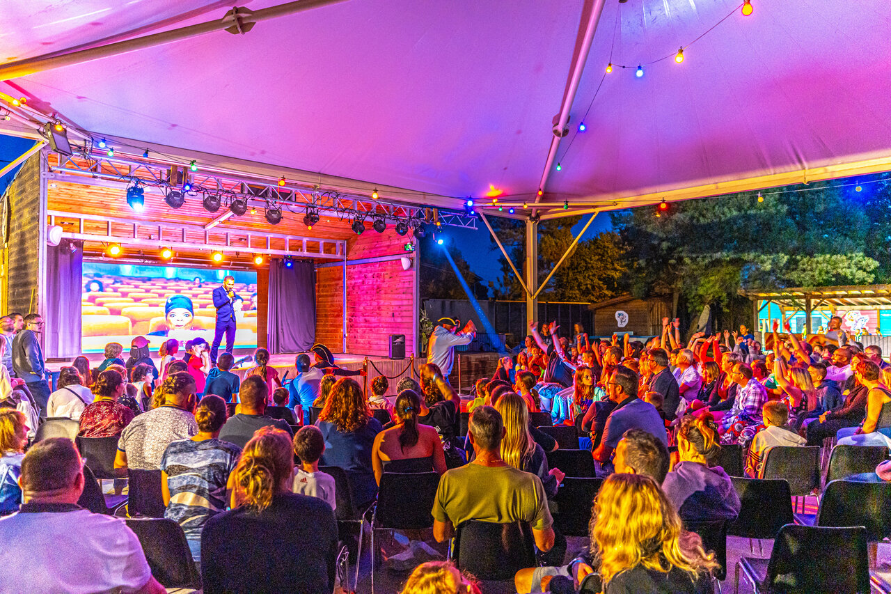 Animaci�n nocturna en el escenario del camping CAPFUN Pomme de Pin en Saubion (40).