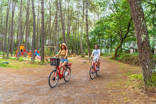 Paseo en bicicleta por el bosque en el camping CAPFUN Pomme de Pin en Saubion (40).