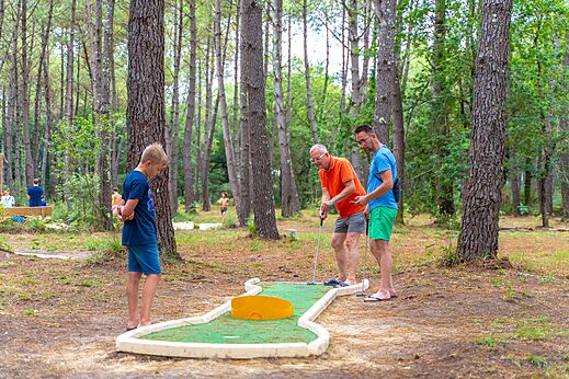 Campo de minigolf familiar en plena naturaleza en el camping CAPFUN Pomme de Pin en Saubion (40).