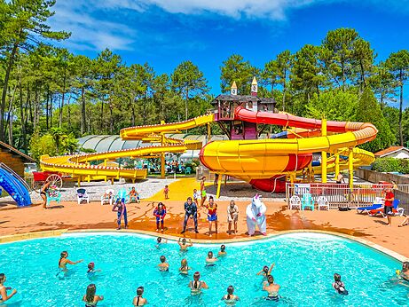 Piscina exterior, toboganes y animaci�n en el camping CAPFUN Pomme de Pin en Saubion (40).