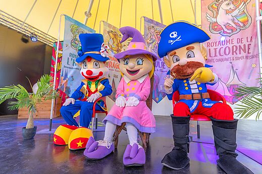 Mascotas coloridas en el escenario para la animaci�n en el camping CAPFUN Pomme de Pin en Saubion (40).