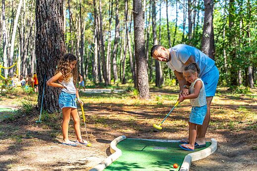 Mini-golf en familia en el camping CAPFUN Pomme de Pin en Saubion (40).