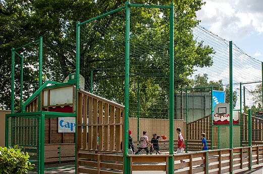 Campo multideportivo para ni�os en camping CAPFUN Pomme de Pin Saubion.