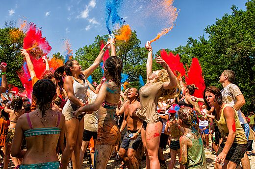 Animaci�n festiva con polvos de colores en el camping CAPFUN Pomme de Pin en Saubion (40).