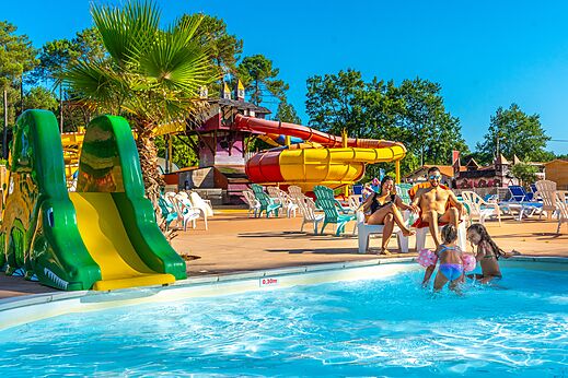 Piscina exterior, toboganes y juegos acu�ticos en el camping CAPFUN Pomme de Pin.